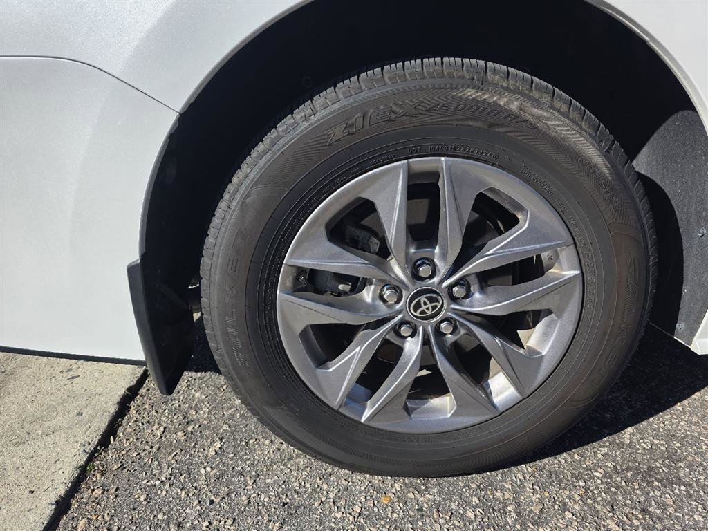 Used 2025 Toyota Sienna XLE w/ XLE Plus Package image 10