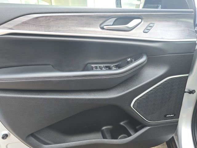 Used 2022 Jeep Grand Cherokee Limited image 14