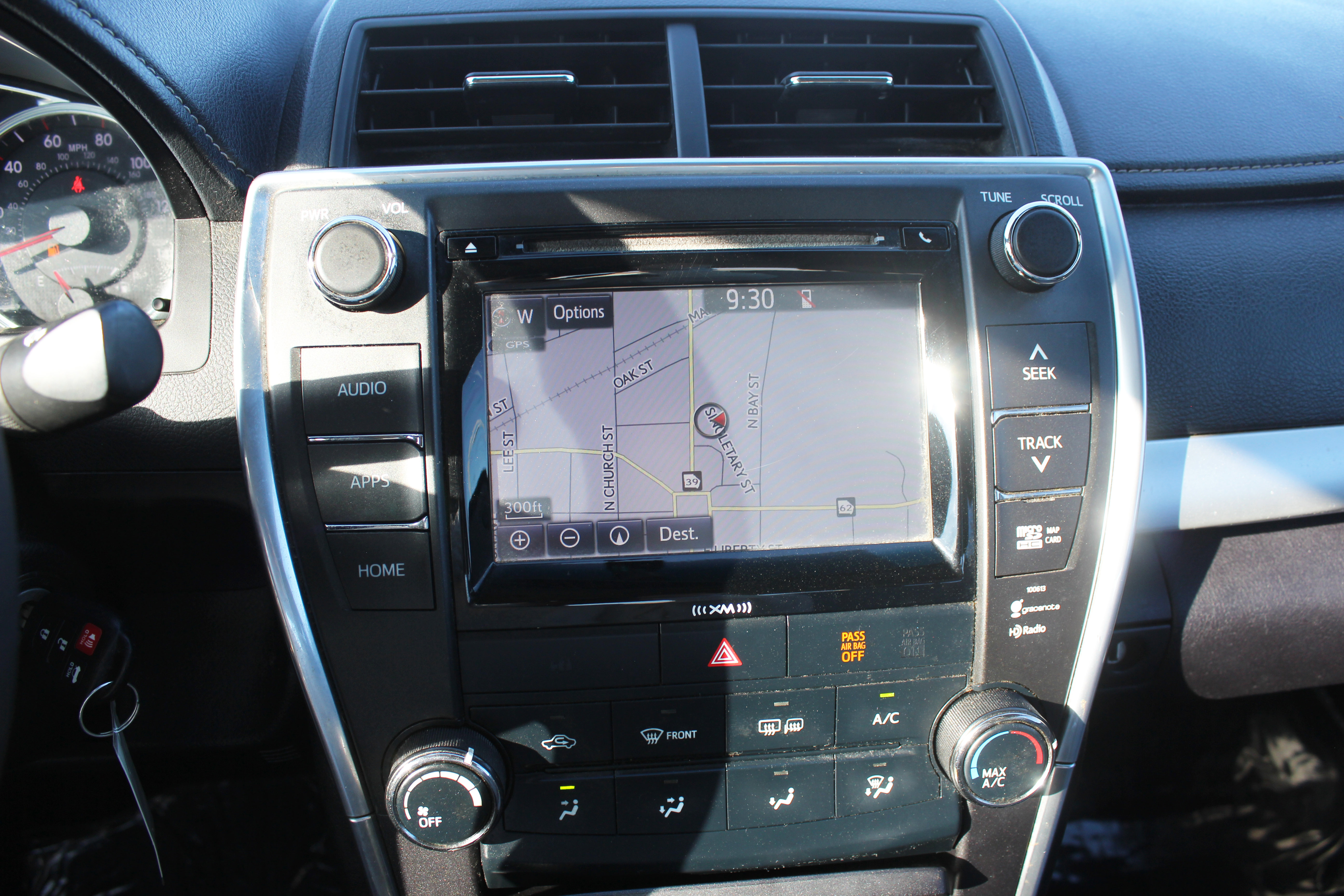 Used 2017 Toyota Camry SE w/ Moonroof Package image 32