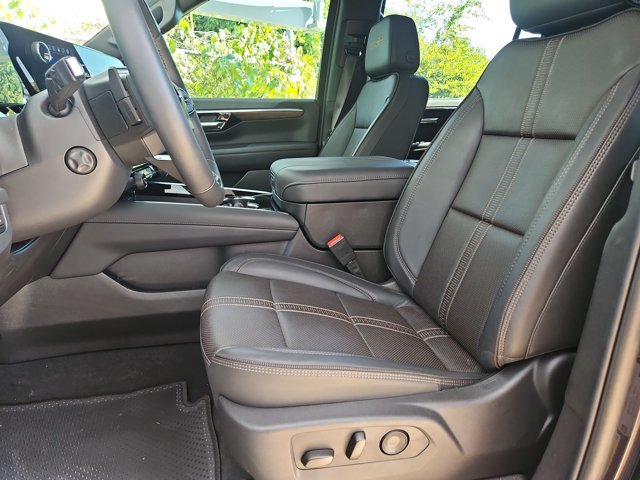 Used 2026 Chevrolet Suburban High Country AWD/4WD image 17