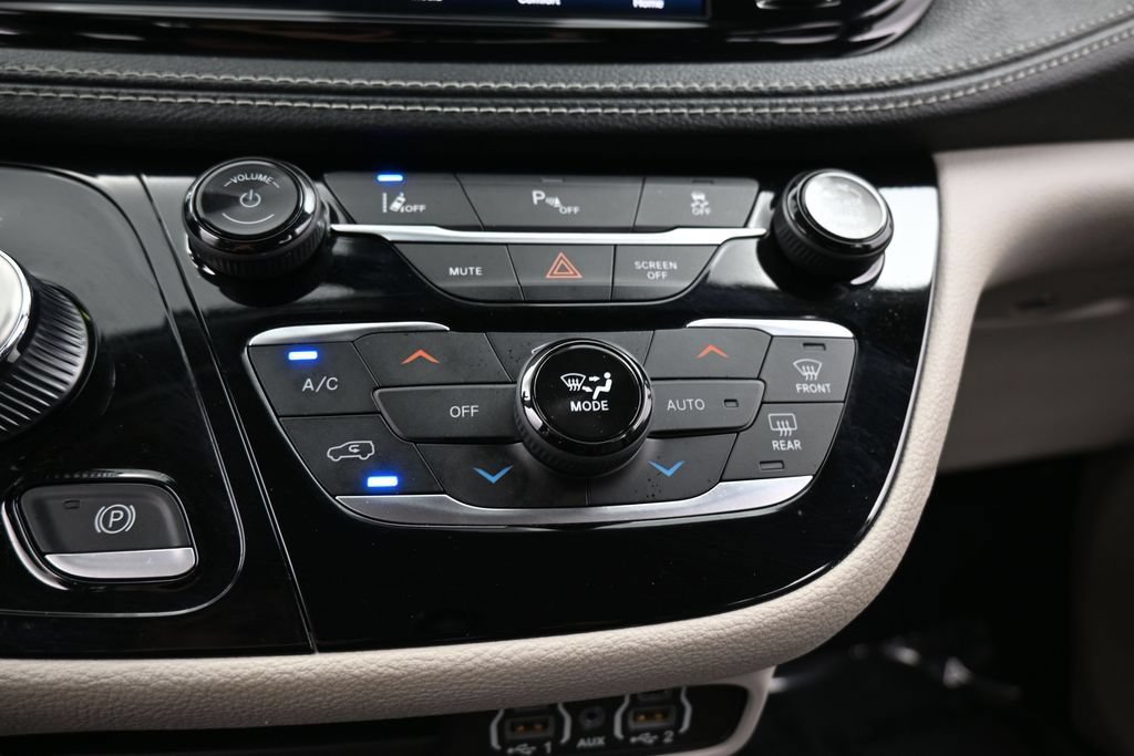 Used 2023 Chrysler Pacifica Touring-L FWD image 23