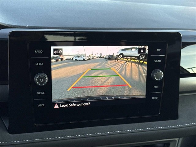 Used 2025 Volkswagen Taos SE image 14