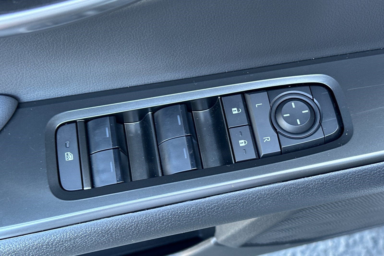 Used 2025 Lexus UX 300h FWD w/ Accessory Package (Z2) image 13