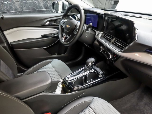 Used 2025 Chevrolet Trax LT w/ LT Convenience Package image 26