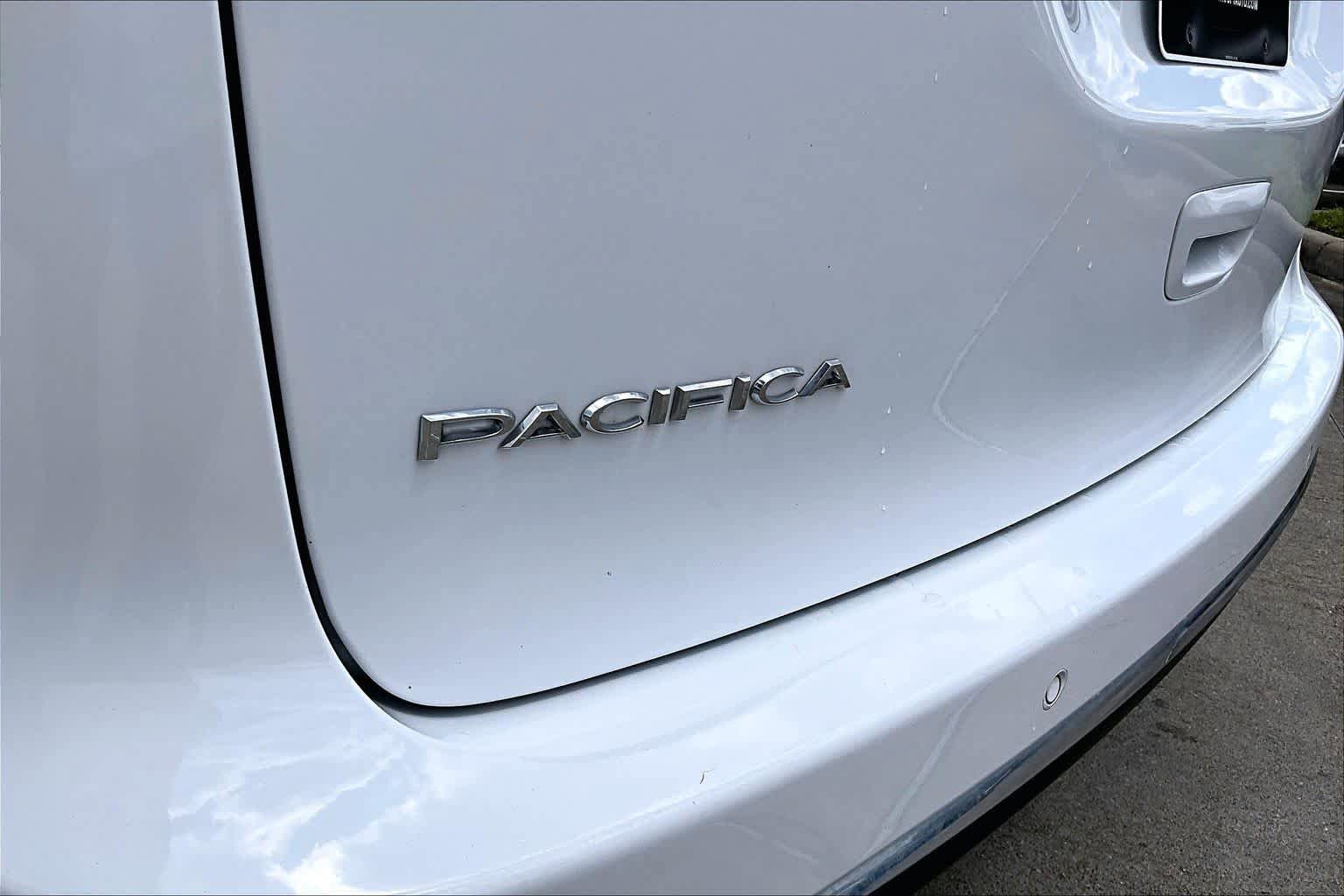 Used 2024 Chrysler Pacifica Touring-L FWD image 28