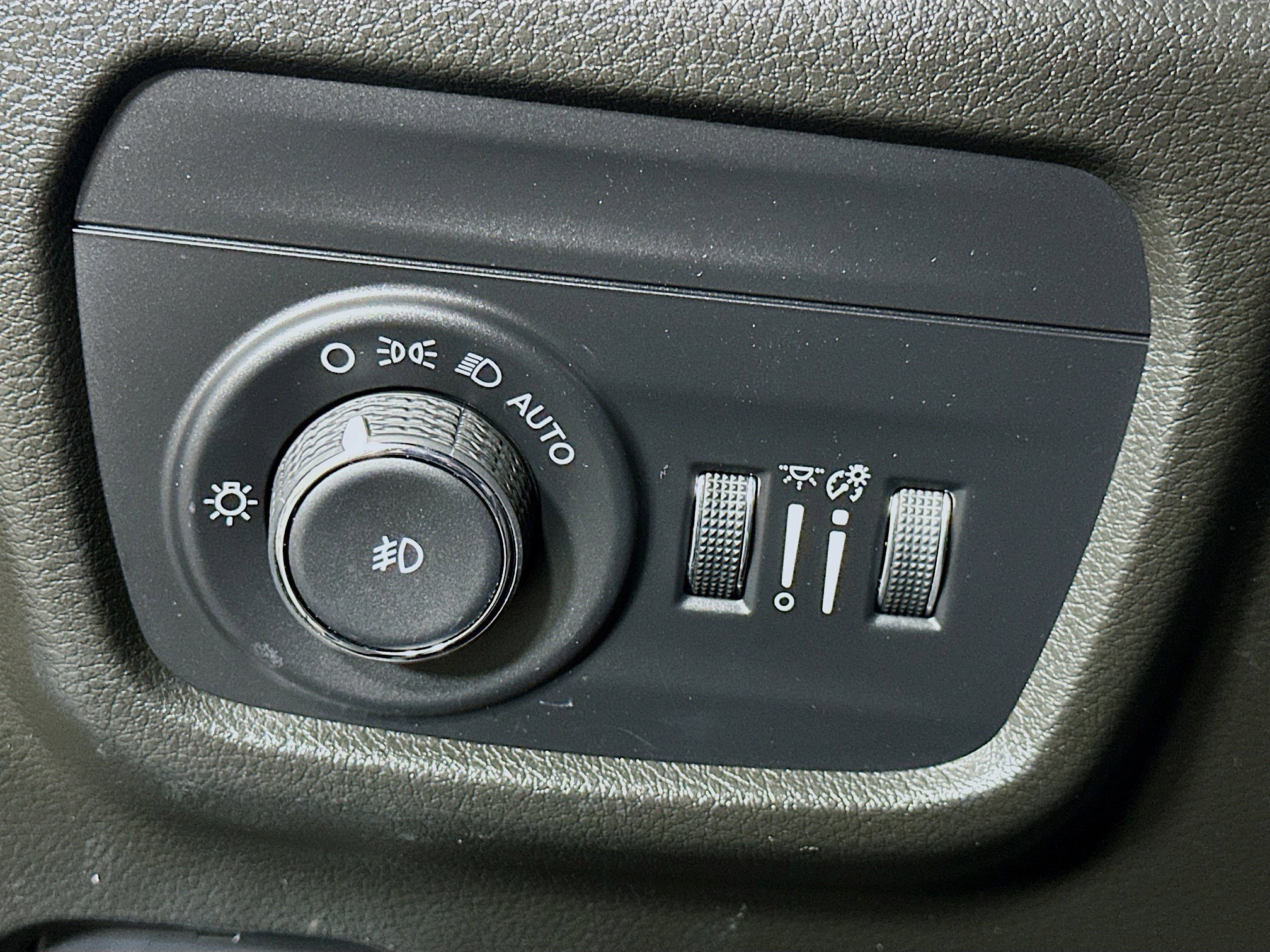 Used 2023 Jeep Grand Cherokee Limited w/ Luxury Tech Group II image 17