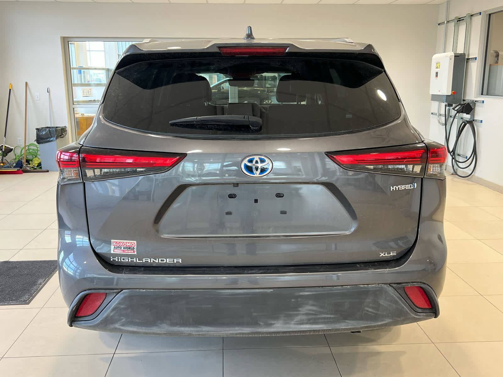 Used 2023 Toyota Highlander XLE AWD/4WD image 6