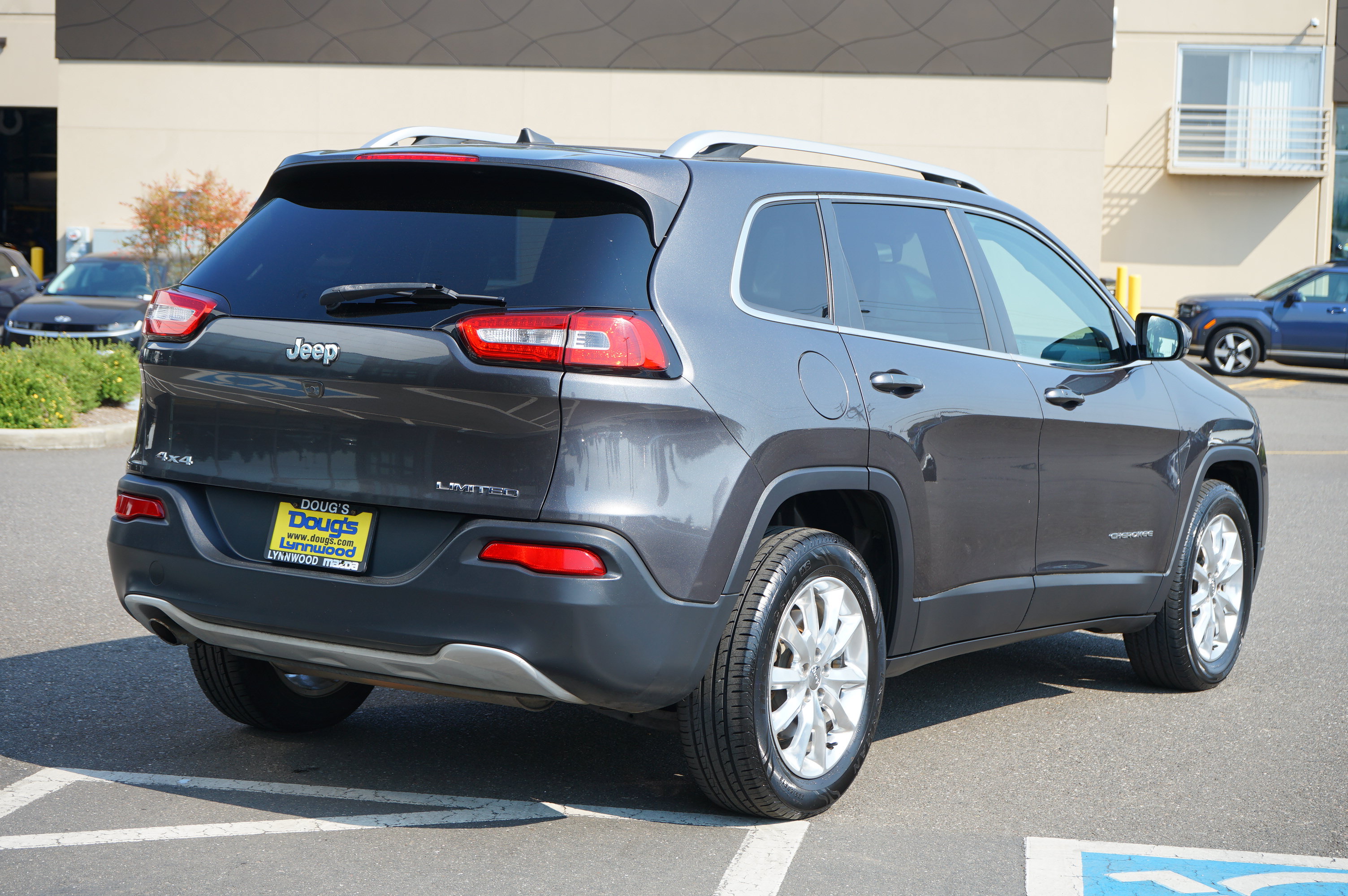 Used 2017 Jeep Cherokee Limited AWD/4WD image 3