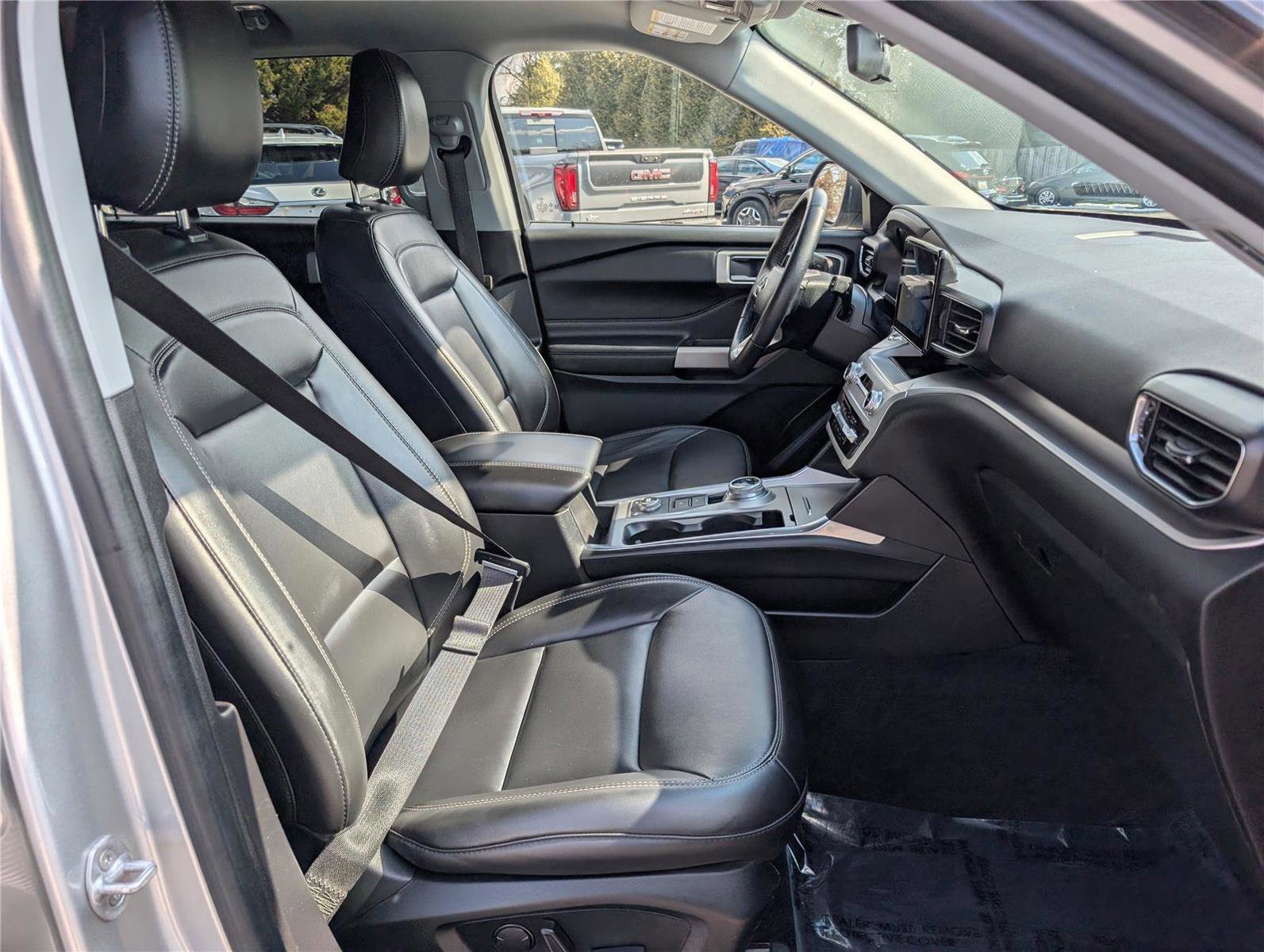 Used 2022 Ford Explorer XLT w/ Equipment Group 202A image 12