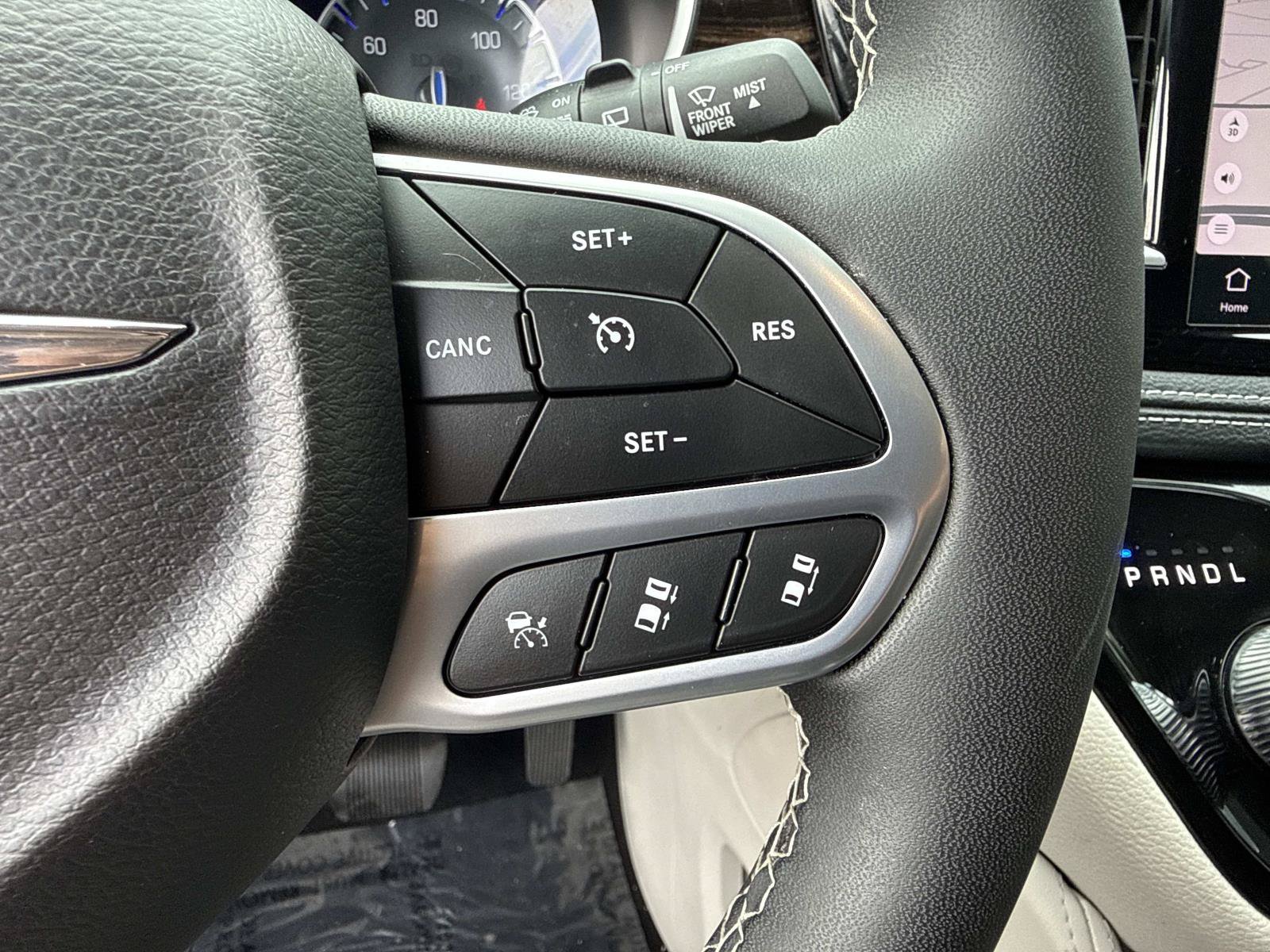 Used 2024 Chrysler Pacifica Limited FWD image 32