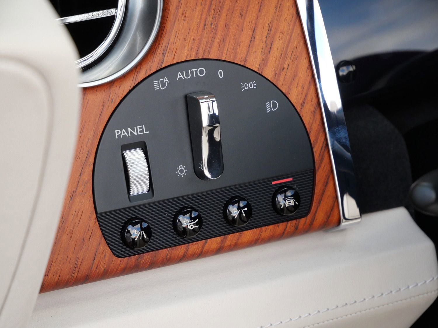 Used 2017 Rolls-Royce Dawn RWD image 31