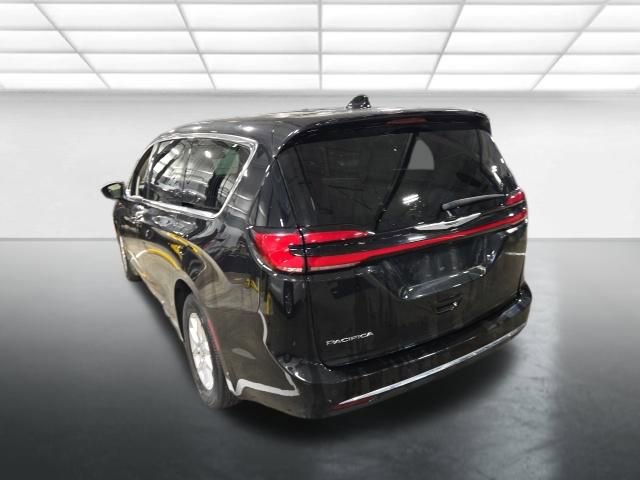 Used 2023 Chrysler Pacifica Touring-L FWD image 6