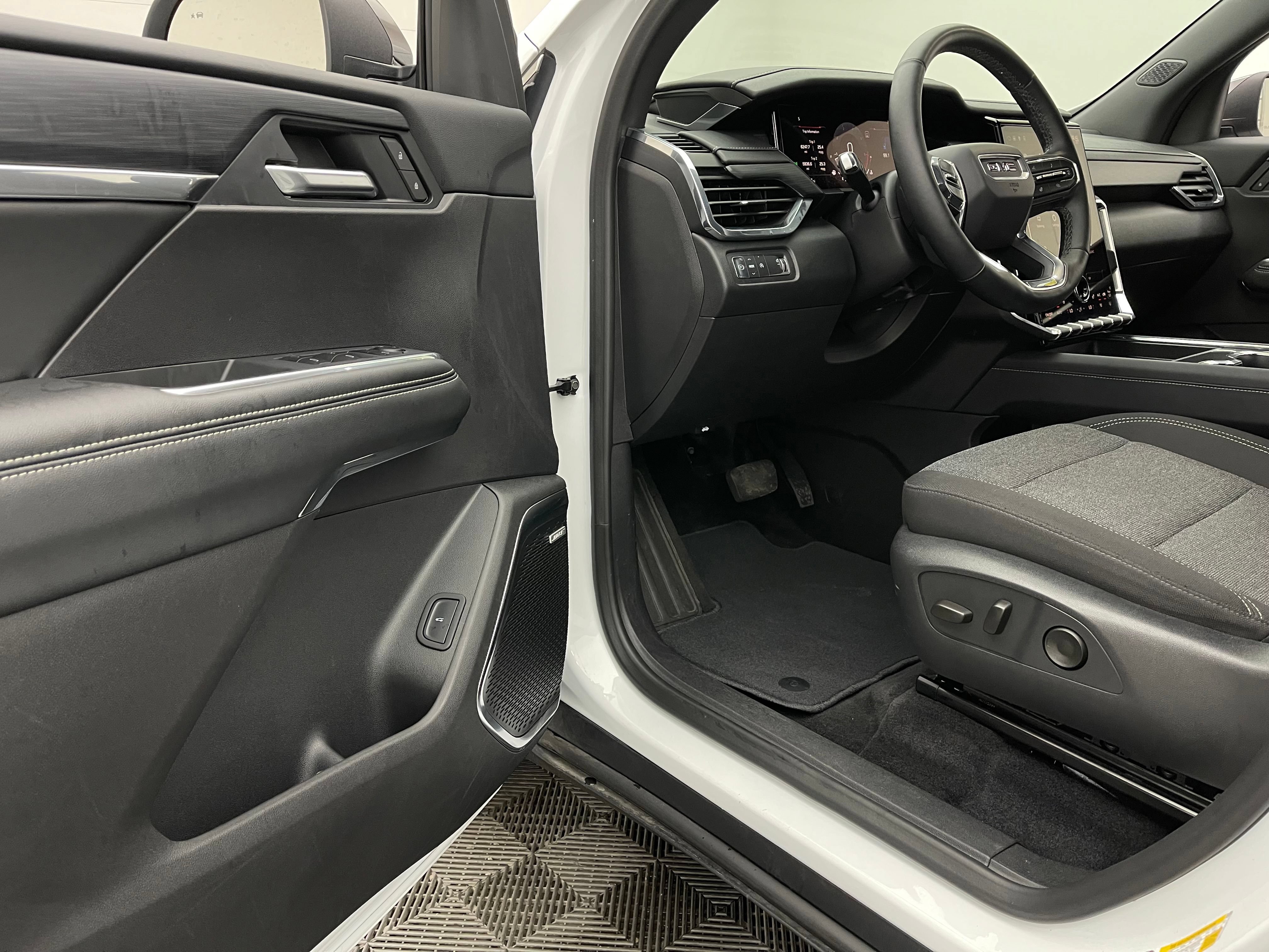 Used 2025 GMC Acadia Elevation FWD image 15