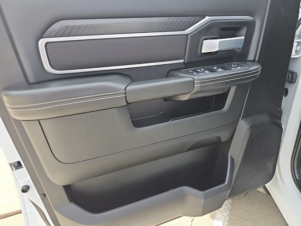 Used 2025 RAM 5500 4x4 Crew Cab image 11