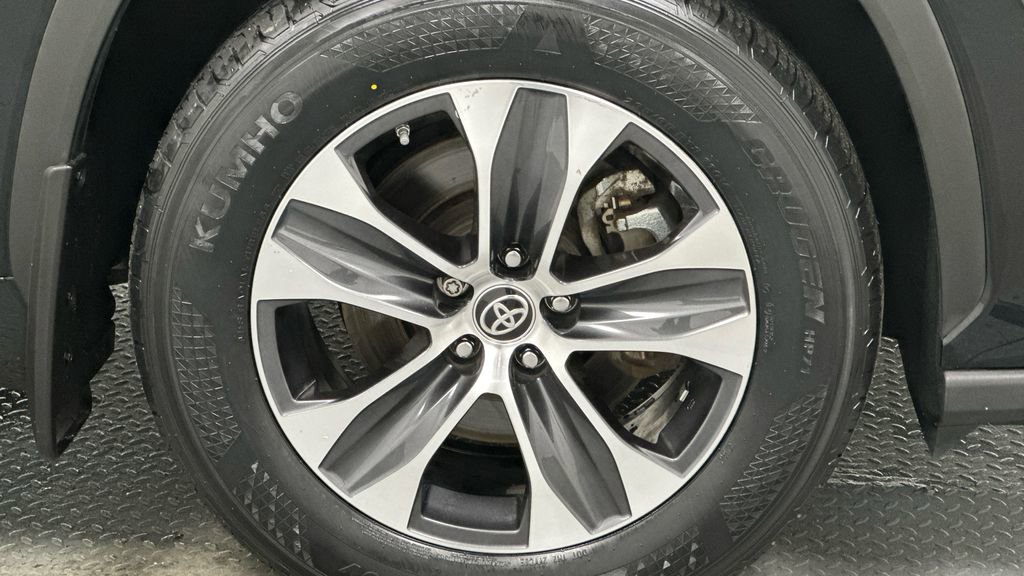 Used 2020 Toyota Highlander XLE AWD/4WD image 21