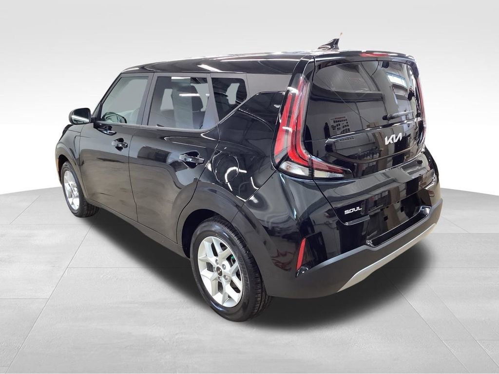 Certified 2025 Kia Soul LX w/ LX Technology Package FWD image 4