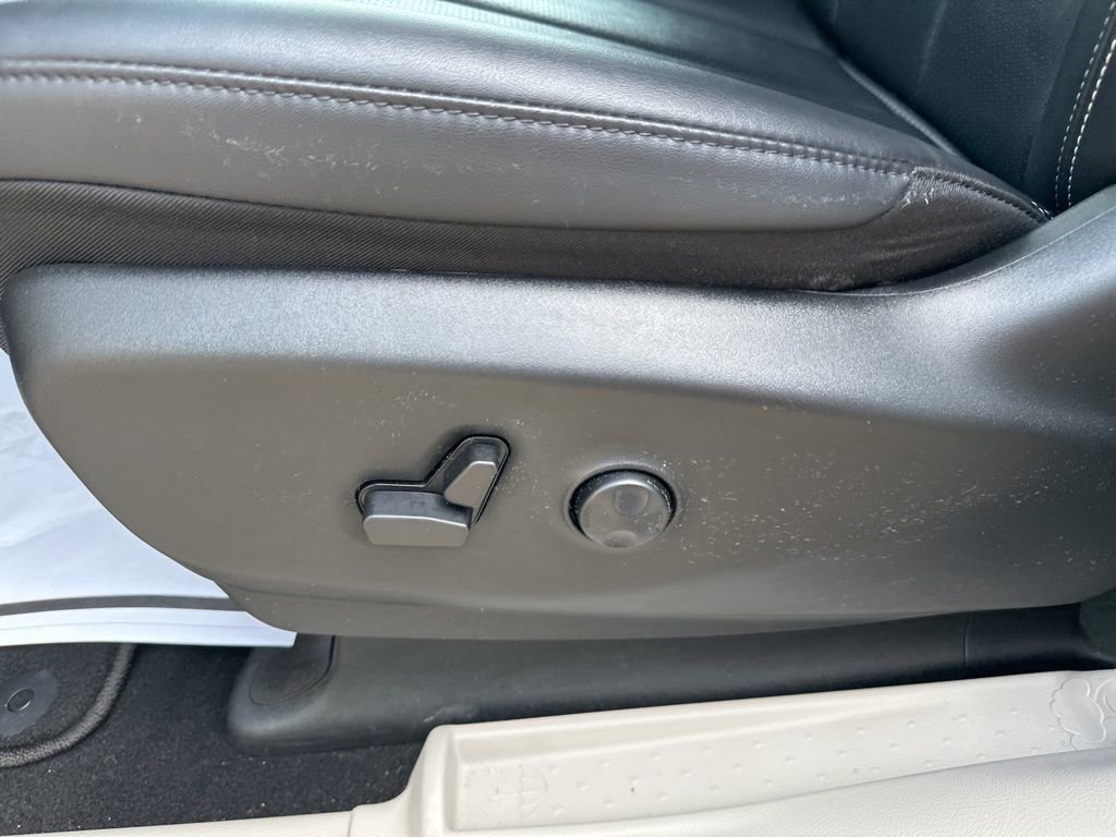 Used 2024 Chrysler Pacifica Touring-L image 16