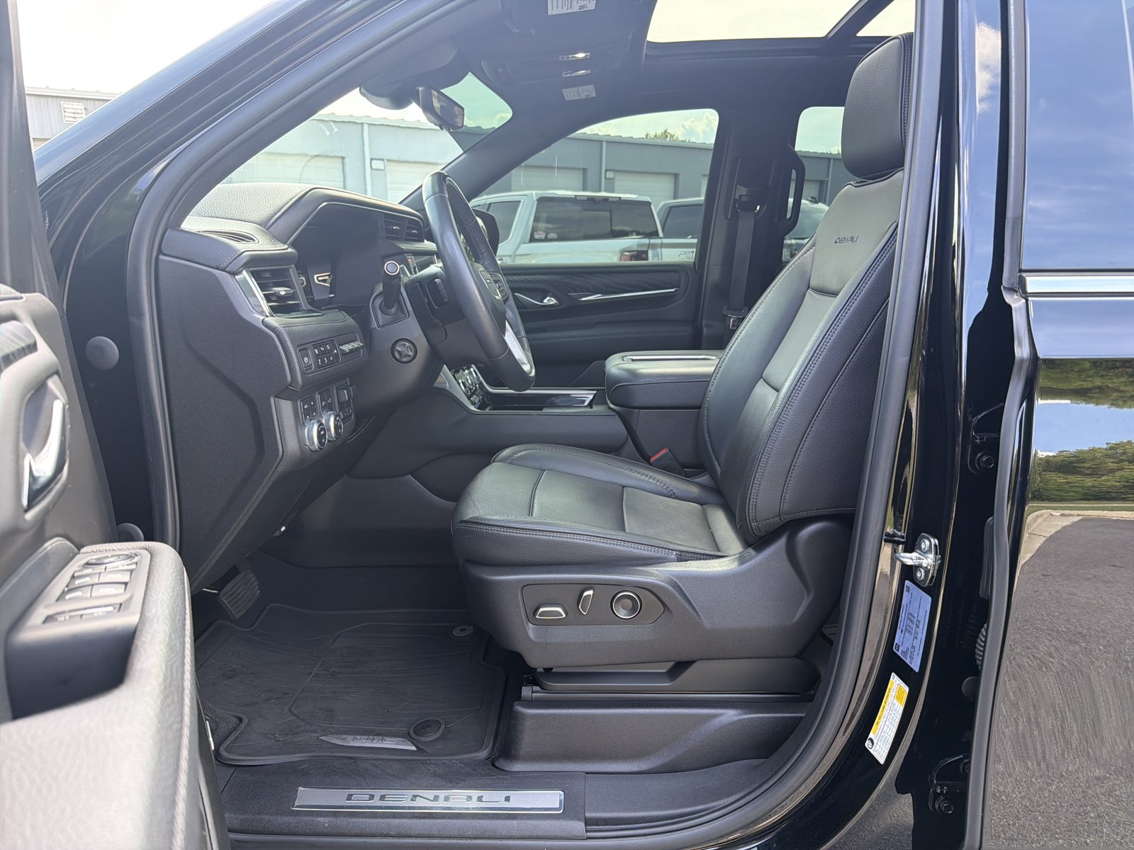Used 2023 GMC Yukon Denali w/ Denali Reserve Package AWD/4WD image 14