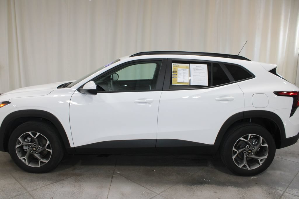 Used 2025 Chevrolet Trax LT FWD image 6
