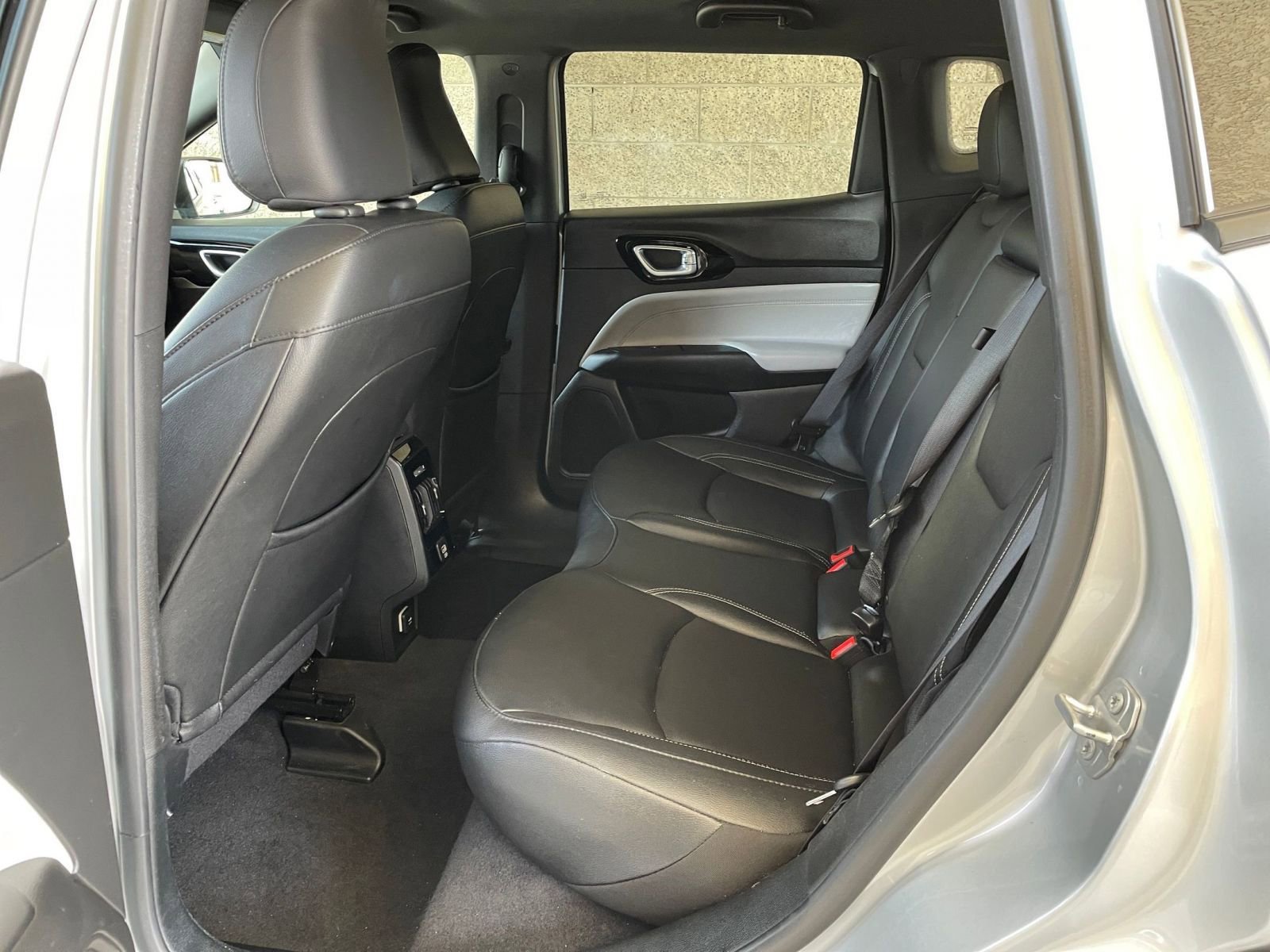 Used 2025 Jeep Compass Limited image 27