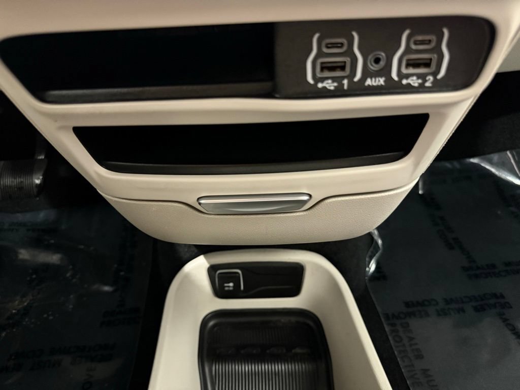 Used 2024 Chrysler Pacifica Touring-L FWD image 40