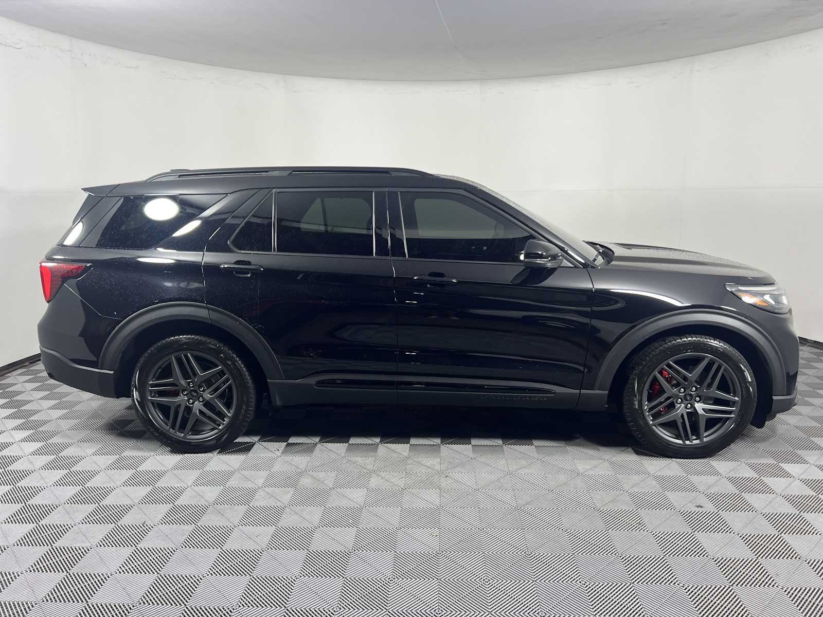 Used 2025 Ford Explorer ST AWD/4WD image 7