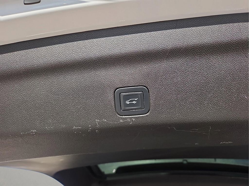 Used 2022 Chevrolet Tahoe Z71 w/ Luxury Package image 11