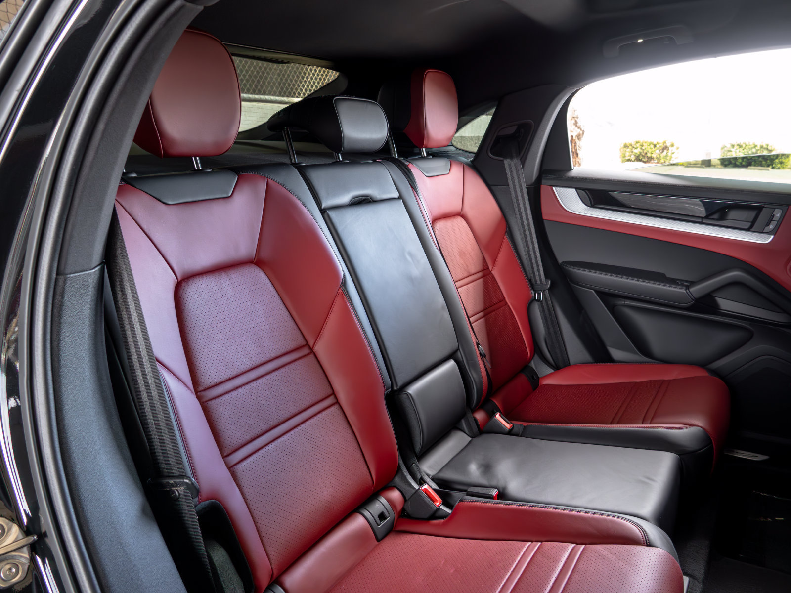 Certified 2025 Porsche Cayenne E-Hybrid Coupe w/ Premium Package Plus AWD/4WD image 49