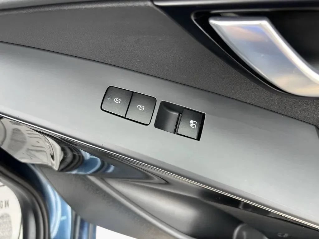 Used 2023 Kia Niro SX Touring FWD image 33