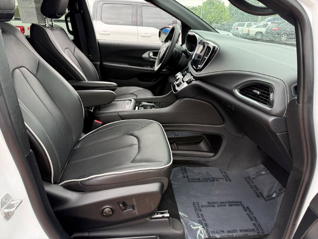 Used 2026 Chrysler Pacifica Limited FWD image 24