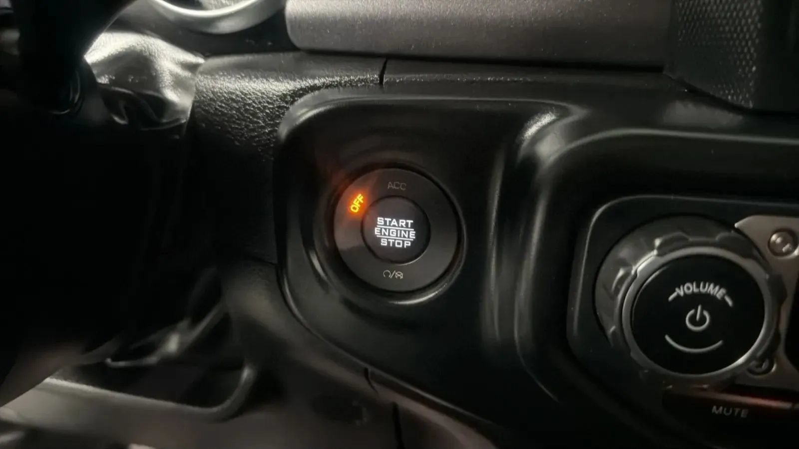 Used 2022 Jeep Gladiator Mojave w/ Safety Group AWD/4WD image 15
