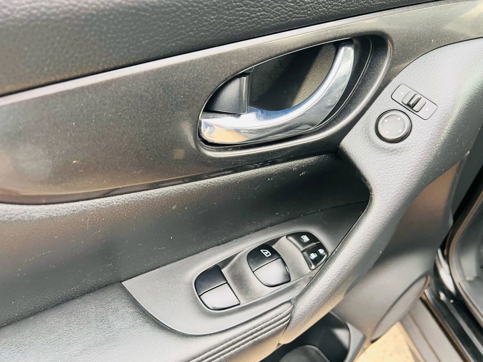 Used 2017 Nissan Rogue S image 27