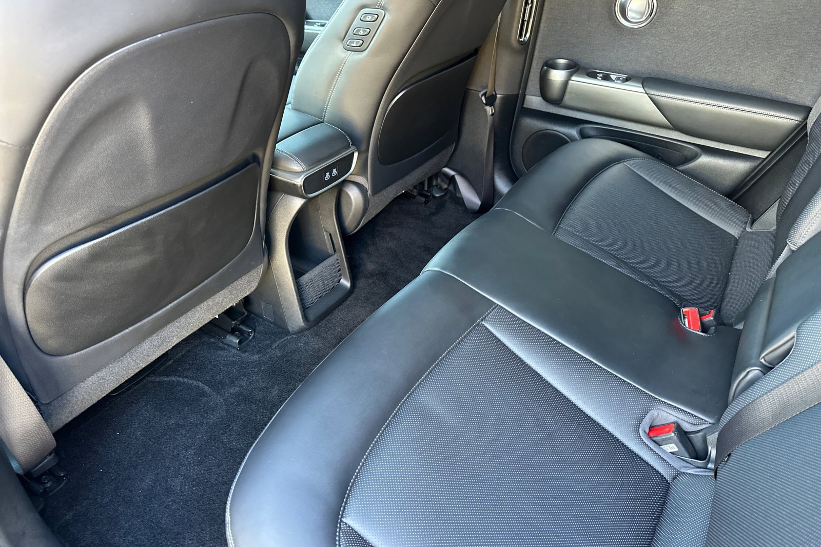 Used 2025 Genesis GV60 RWD image 13