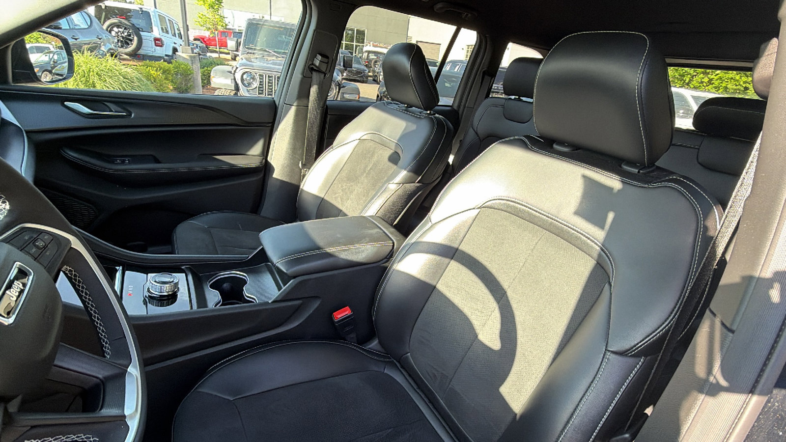 Used 2025 Jeep Grand Cherokee Altitude AWD/4WD image 17
