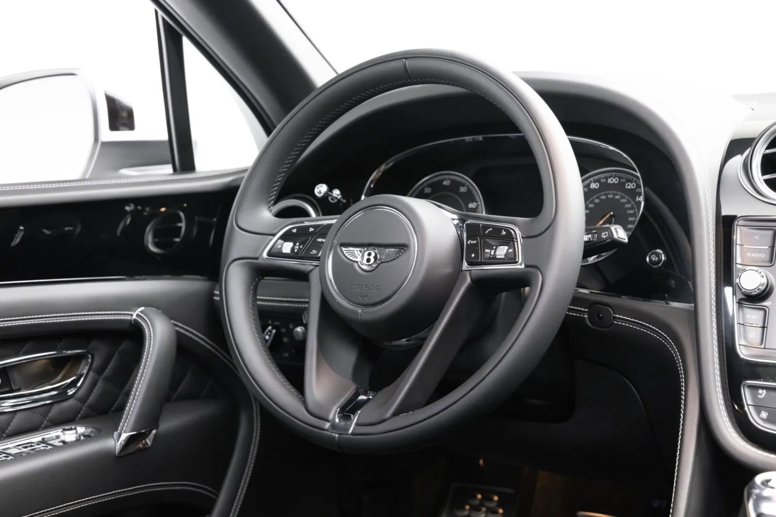 Used 2017 Bentley Bentayga AWD/4WD image 10