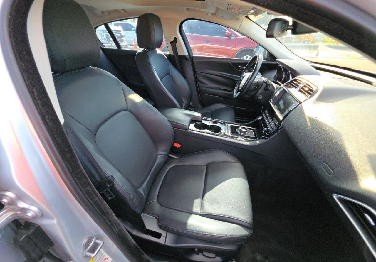 Used 2017 Jaguar XE Premium RWD image 11