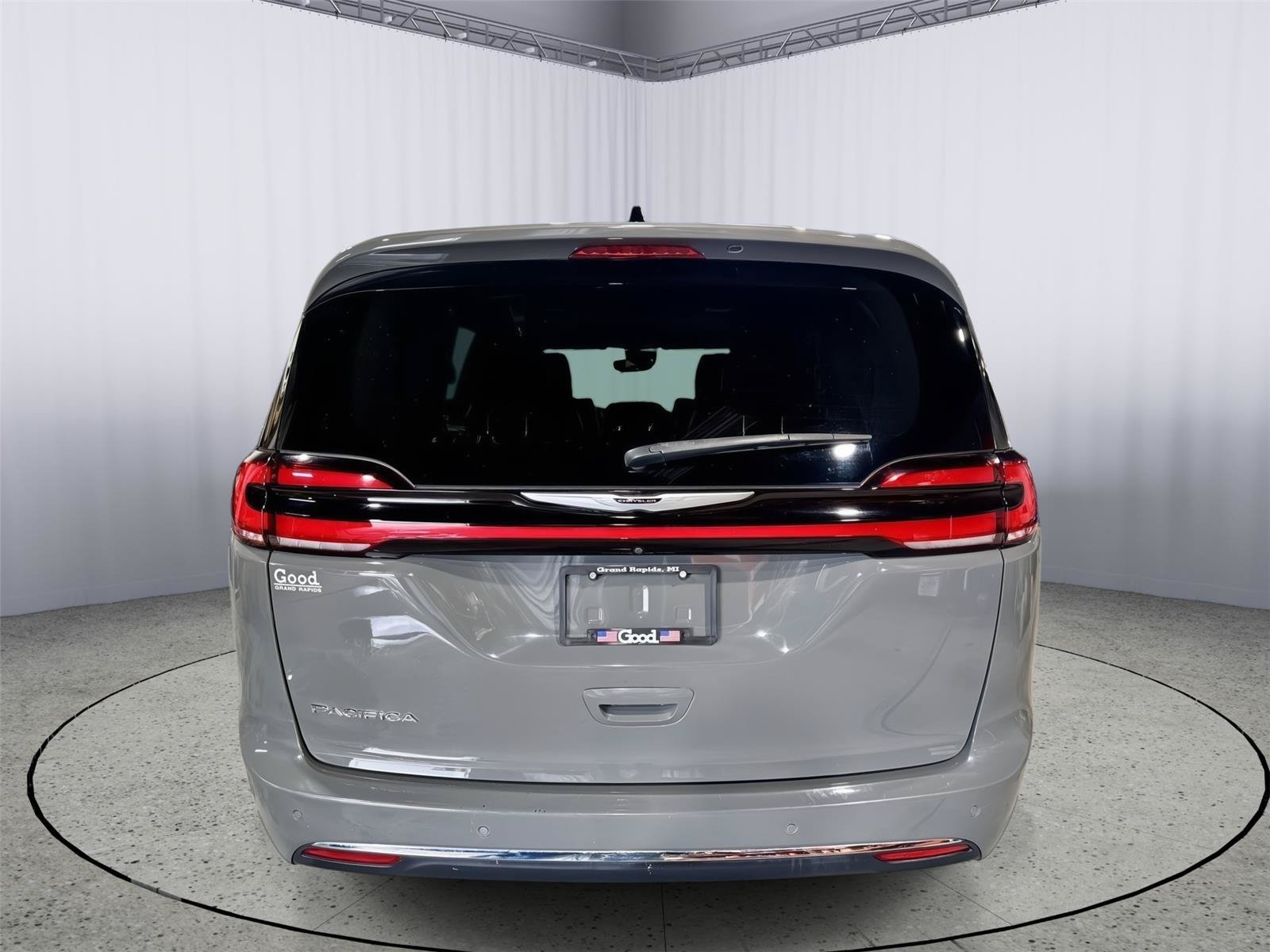 Used 2023 Chrysler Pacifica Touring-L FWD image 5