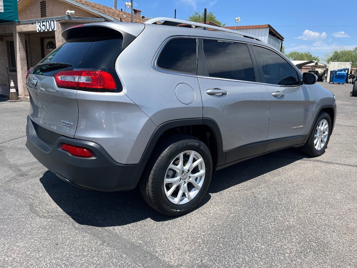 Used 2017 Jeep Cherokee Latitude FWD image 4