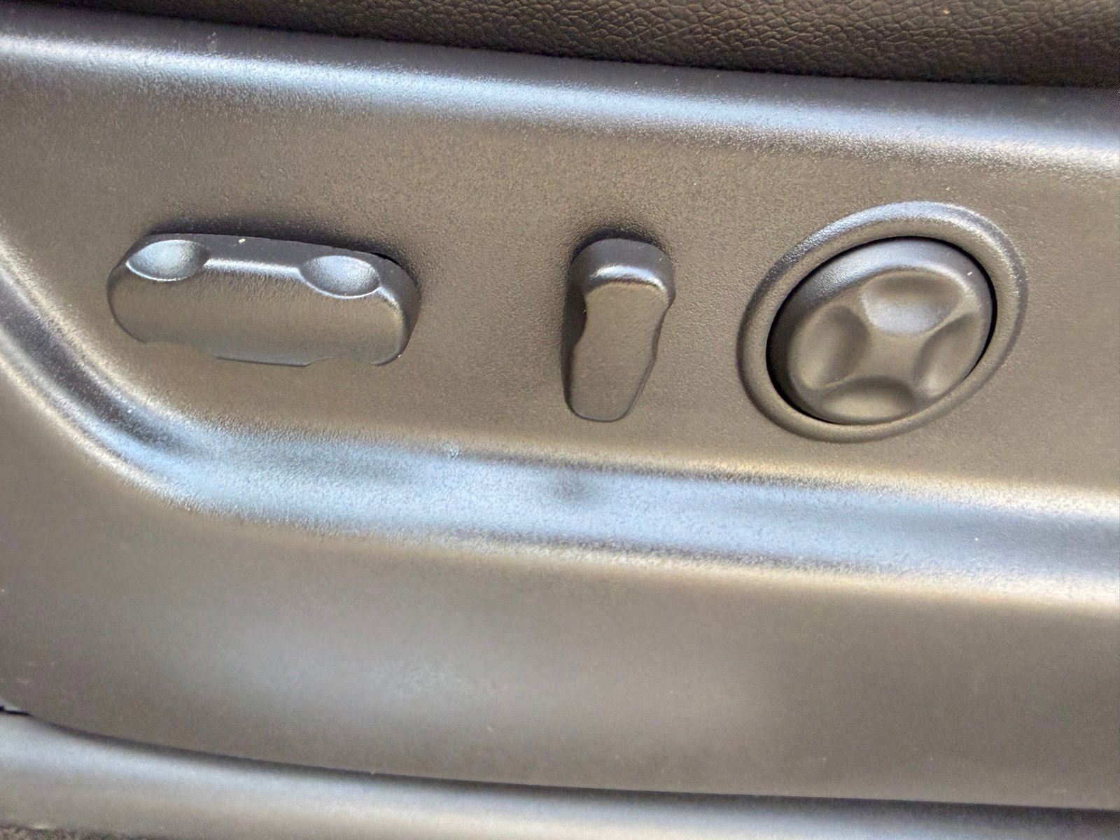 Used 2013 Chevrolet Avalanche LTZ AWD/4WD image 15