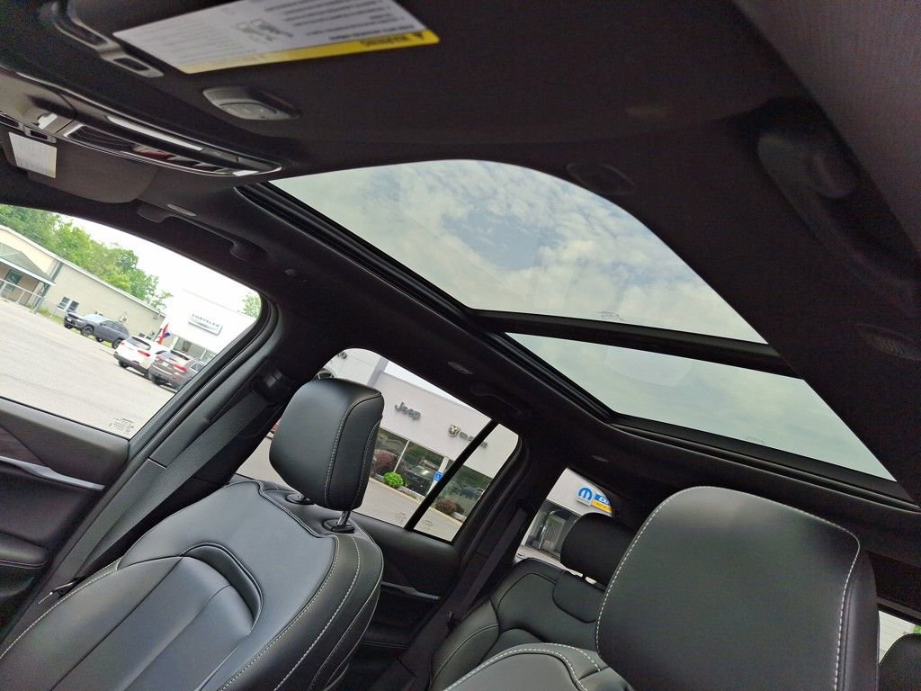 New 2025 Jeep Grand Cherokee Limited w/ Black Appearance Package image 26