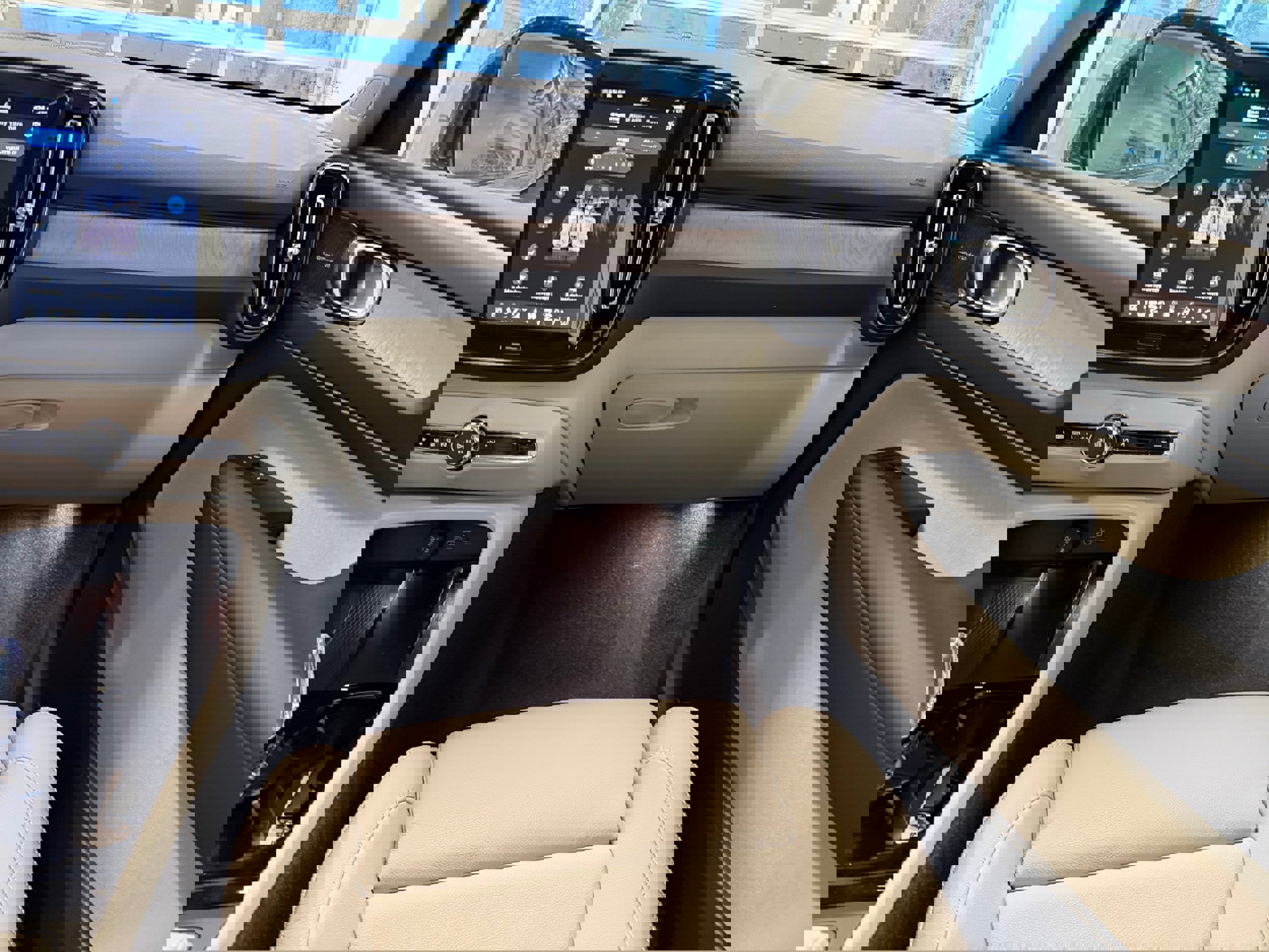 New 2026 Volvo XC40 B5 Ultra w/ Protection Package Premier image 22