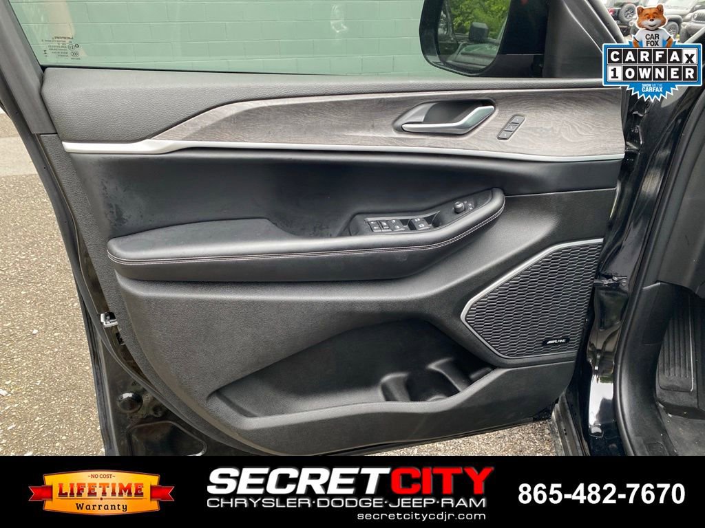 Used 2023 Jeep Grand Cherokee Limited w/ Black Appearance Package AWD/4WD image 11
