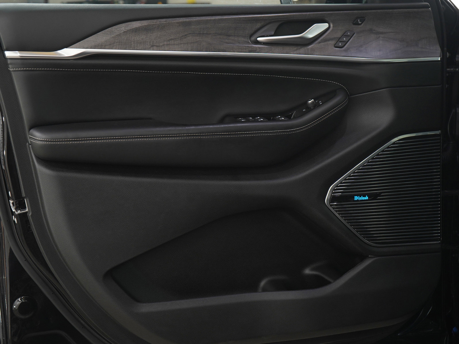 Used 2023 Jeep Grand Cherokee Overland w/ Advanced Protech Group III image 20