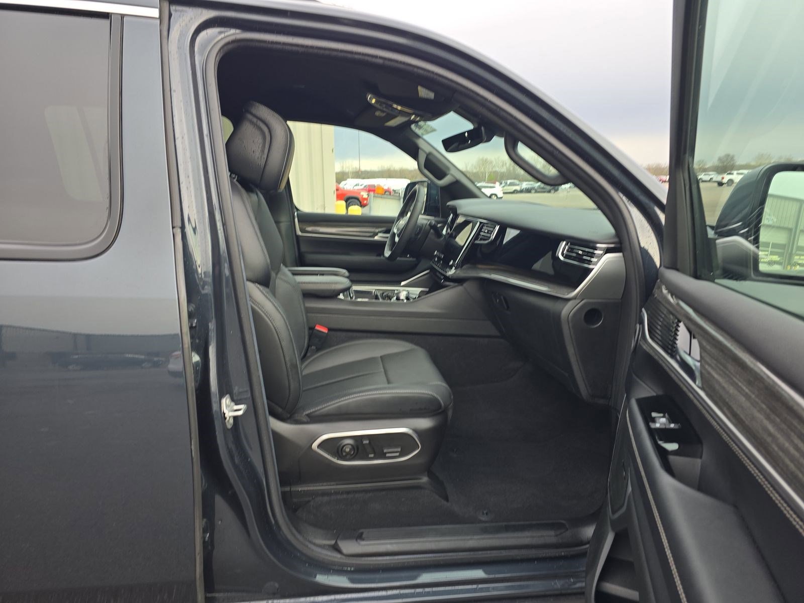 Used 2022 Jeep Wagoneer Series III w/ Flexible Seating Group image 15