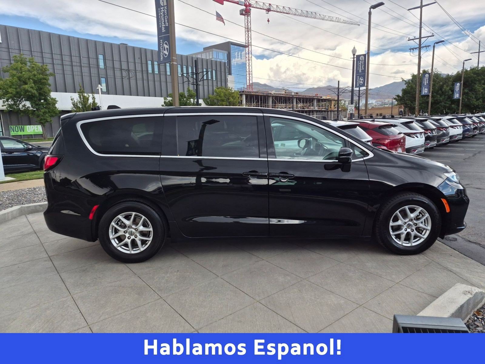 Used 2024 Chrysler Pacifica Touring-L FWD image 2
