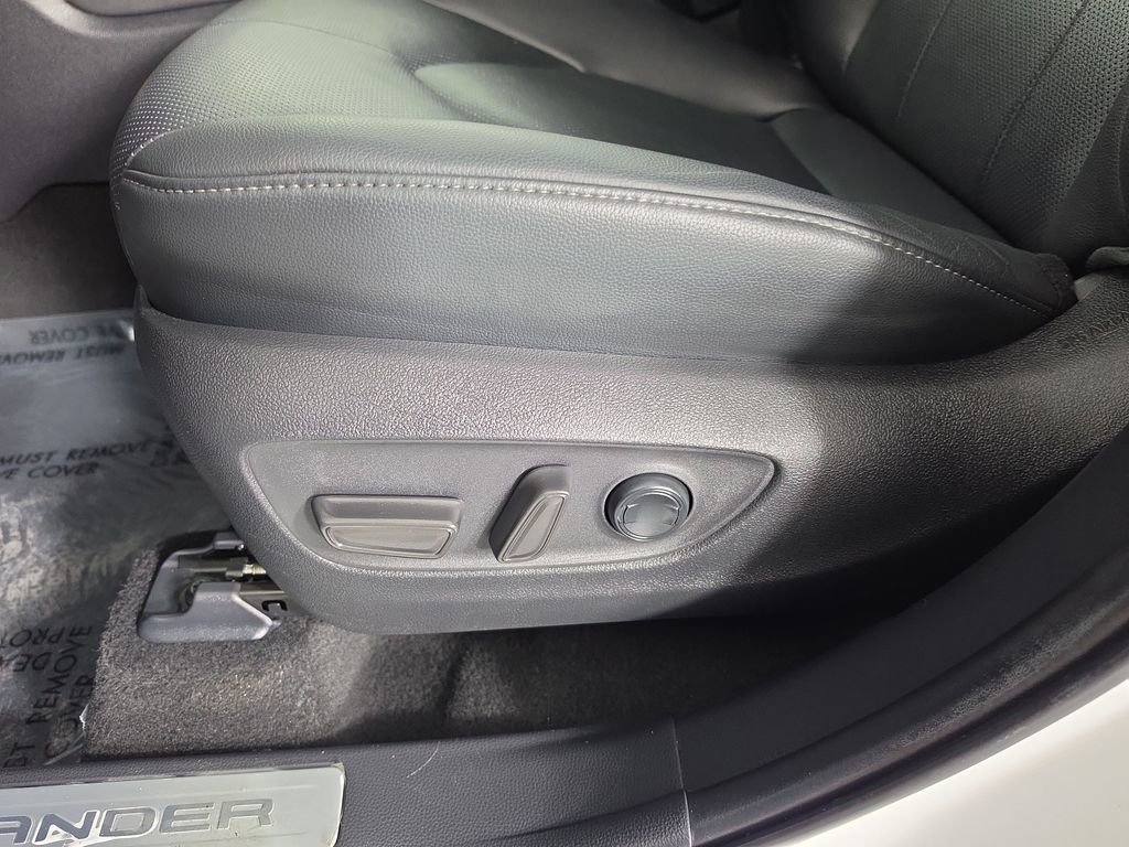 Used 2024 Toyota Highlander Limited FWD image 9