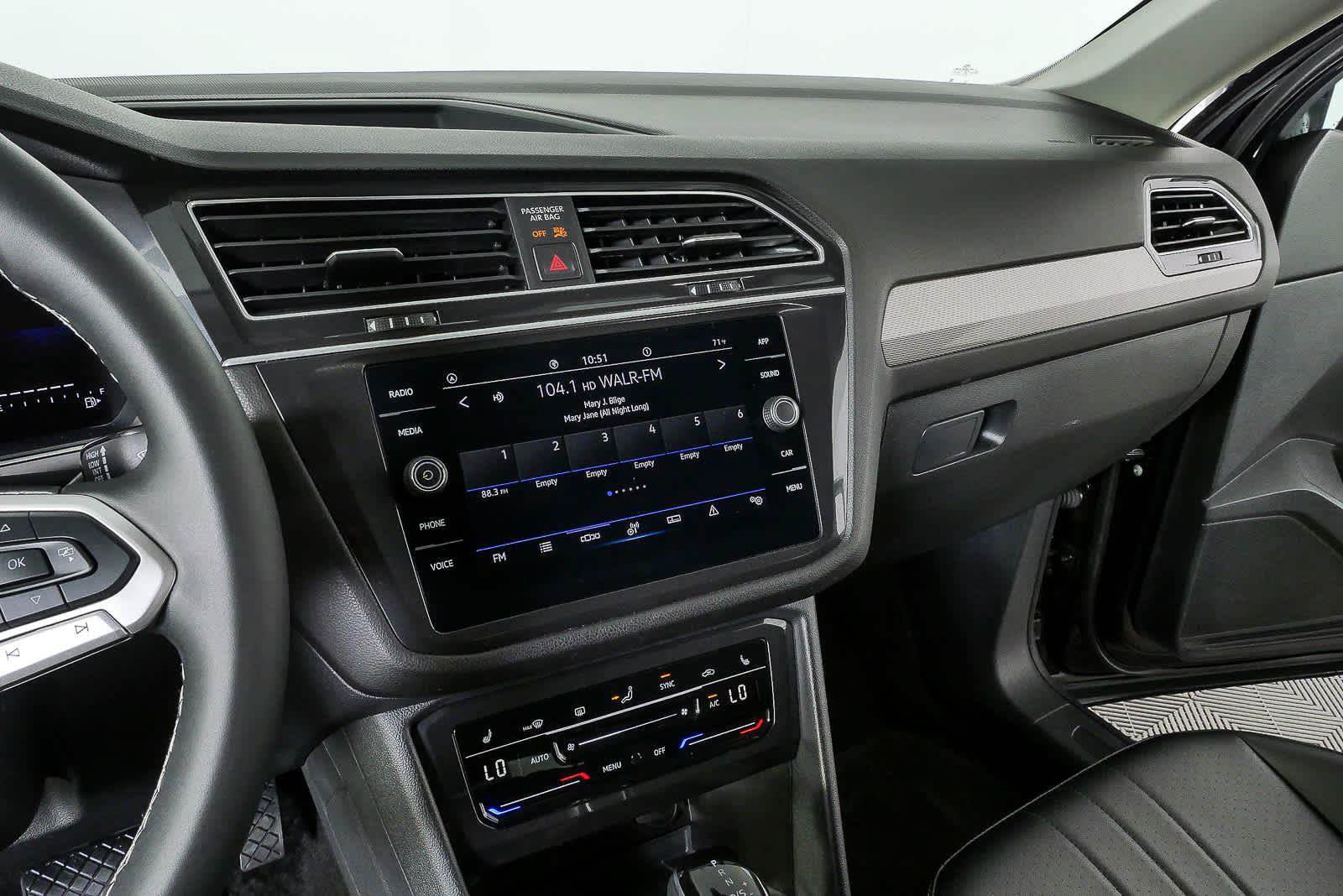 Certified 2024 Volkswagen Tiguan SE FWD image 12