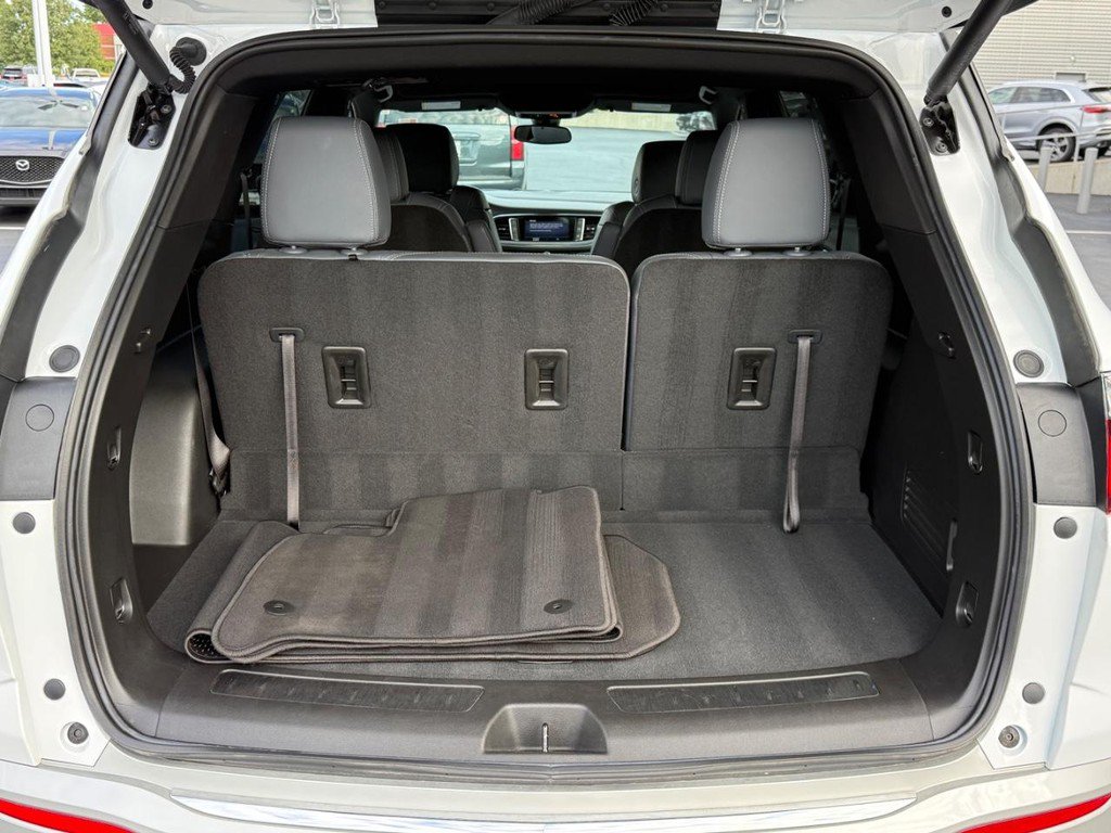 Used 2024 Buick Enclave Essence AWD/4WD image 4