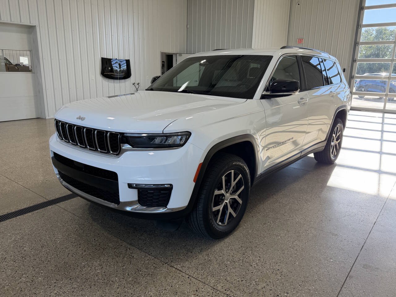 Used 2025 Jeep Grand Cherokee L Limited AWD/4WD image 2