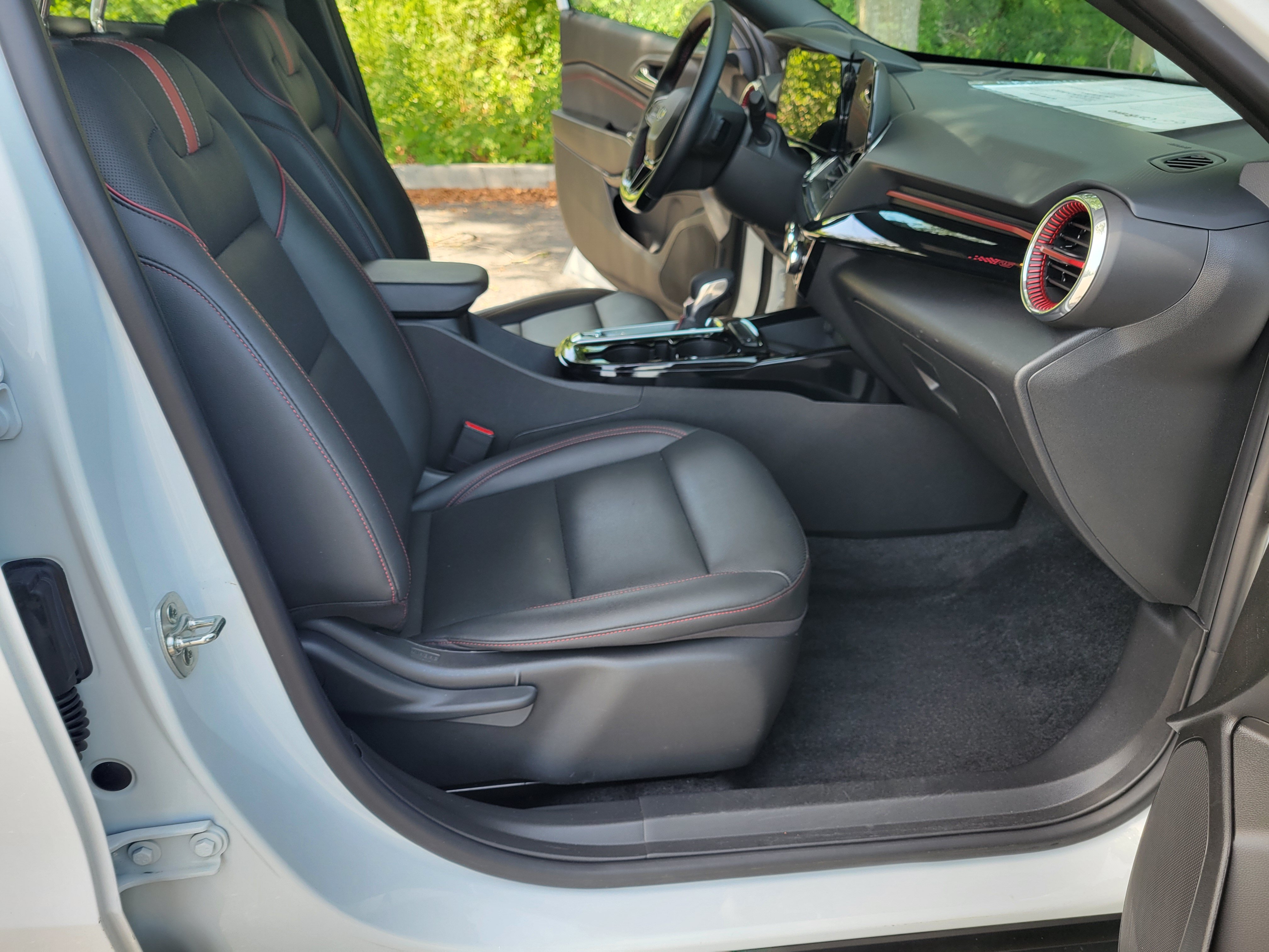Certified 2024 Chevrolet Trax RS w/ Sunroof Package FWD image 26